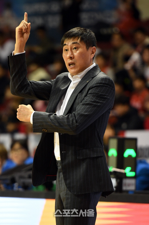 [포토]작전 지시하는 삼성 이상민 감독