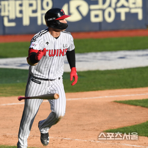 [포토] LG 오지환, 역전 희생타!