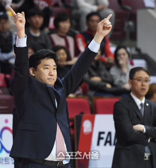 [포토] KGC 김승기 감독, 무슨 작전인지...알지?