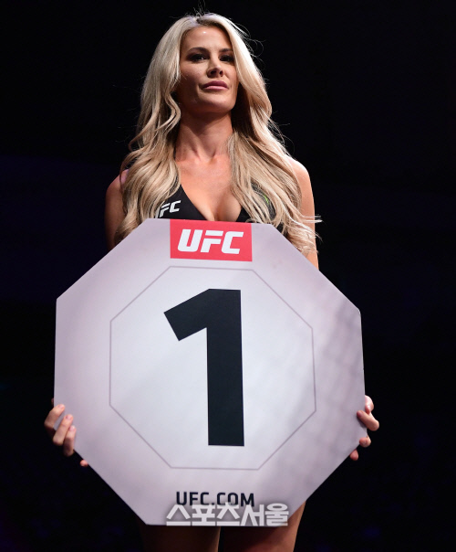 옥타곤걸 크리스티 피어슨, 피켓 뒤에 숨겨진 완벽한 S라인[포토]