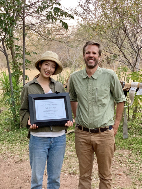 박신혜, '휴머니멀' 출연료 전액 기부…'국경없는 코끼리회' 감사패 전달