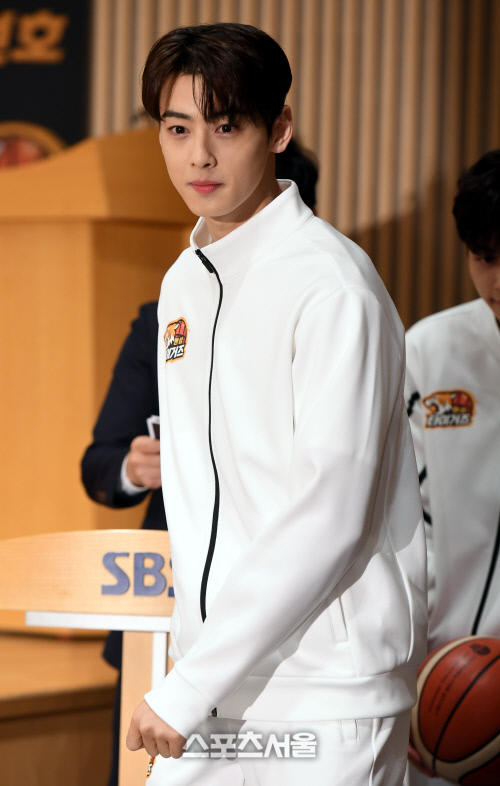 [포토] '얼굴 천재' 차은우, 농구코트 나선다