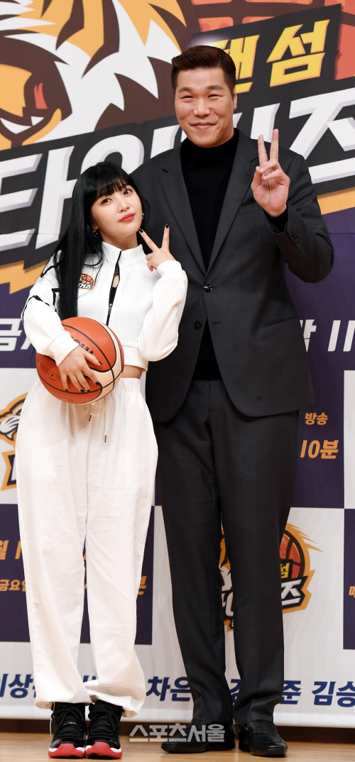 [포토] 레드벨벳 조이-서장훈, 귀여운 브이 포즈