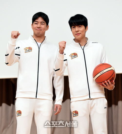 [포토] 이상윤-서지석, 핸섬타이거즈 주장과 믿을맨