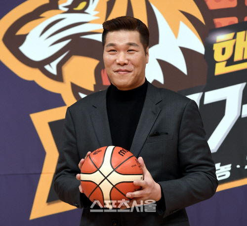 [포토] 서장훈, 든든한 '핸섬 타이거즈' 감독님