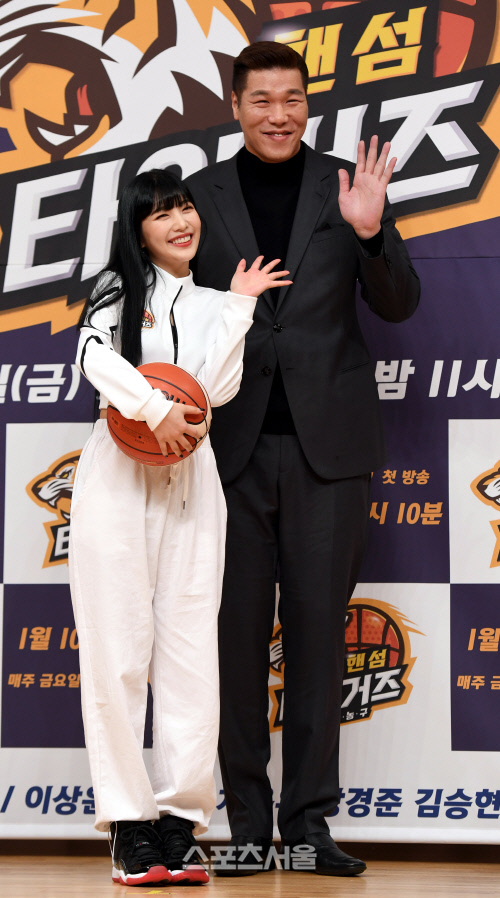 [포토] 조이-서장훈 '깜찍한 인사'