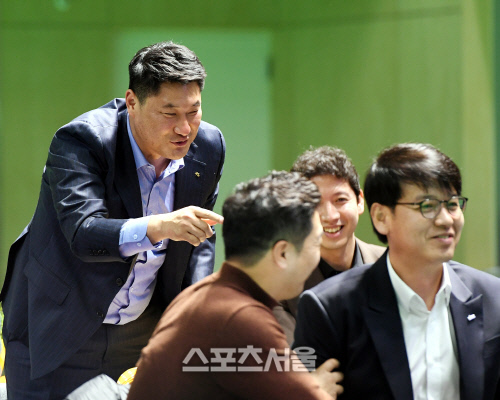 트레이드 대성공? 활짝 웃은 신한은행[WKBL신인드래프트]