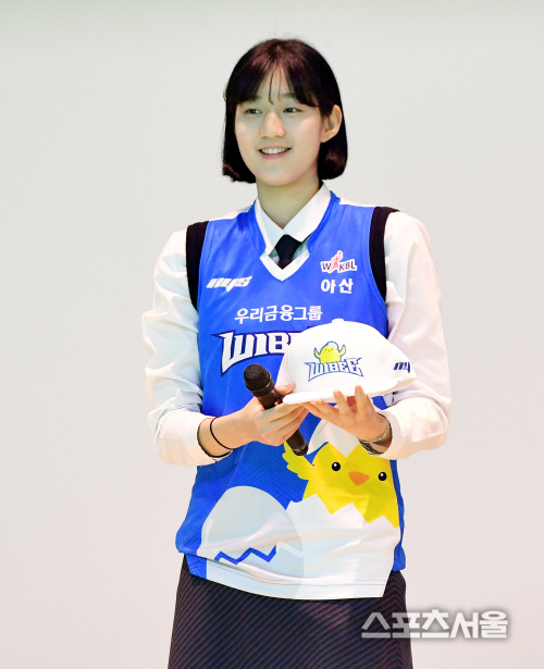 [포토] 청주여고 오승인, 우리은행이 준비한 특별한 모자와 유니폼에...