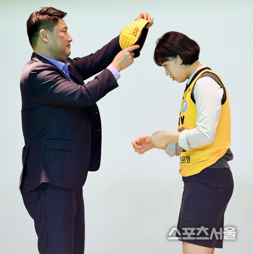 [포토] 안덕수 감독, 환영합니다~ 인성여고 이혜수!