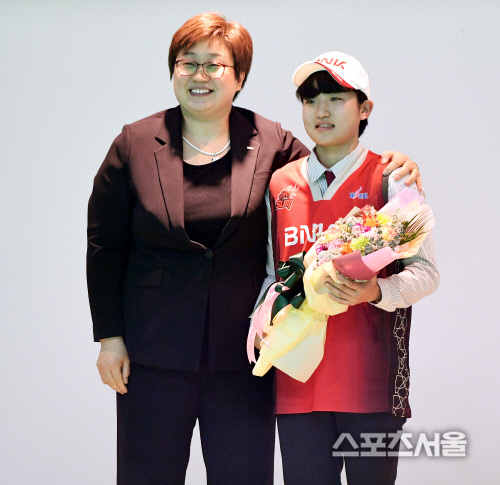 [포토] 인성여고 나금비, BNK 유영주 감독과 함께~!