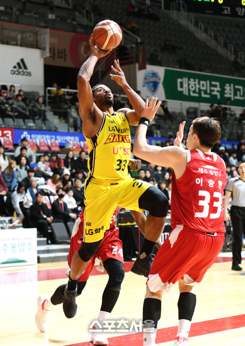 [포토]LG 마이크 해리스, 니킥 할 기세로!