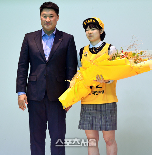 [포토] 상주여고 허예은, 1R 1순위로...KB스타즈 품에~!