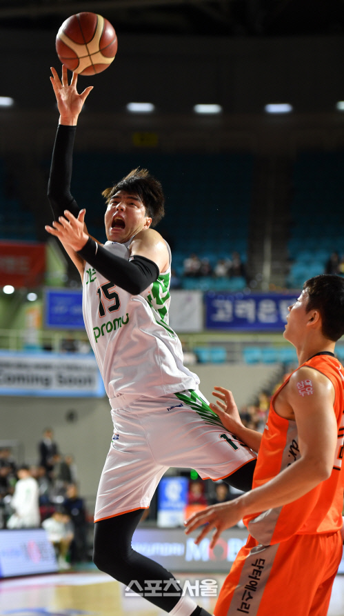 힘겨운 레이업슛 김종규 [포토]