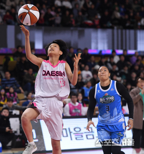 [포토] 대신초 여자농구부 주장 박은성, WKBL 올스타전의 시구!