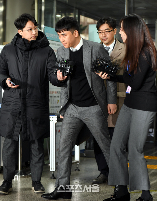 [포토] '성매매 알선혐의' 승리, 법원출석... 묵묵부답