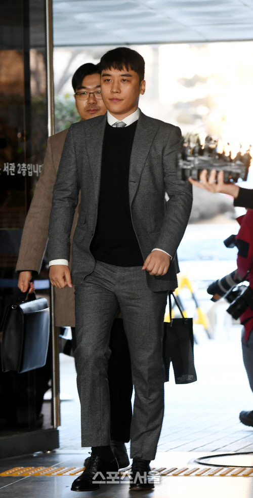 [포토] 법원 들어서는 승리... 구속 여부 갈림길