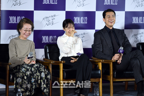 [포토]전도연-정우성, 윤여정 입담에 연이어 웃음이!