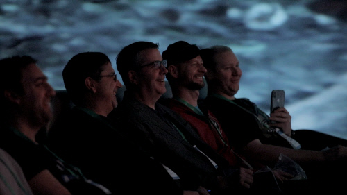 CES 2020에서 4면 스크린X를 장착한 4DX Screen을 즐기는 관객