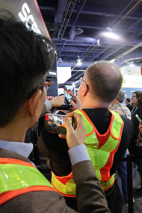 4DX AR을 즐기는 관객