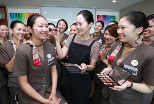 높아진 항공사 채용 문턱에 아시아나 승무원 체험과정까지 인기…"가격 비싸다" 지적도