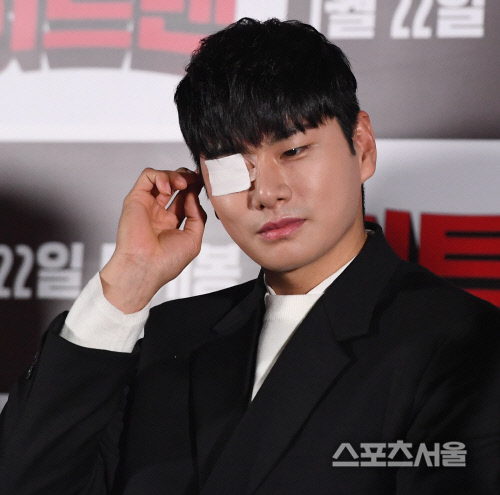 [포토] 이이경, 안대...괜찮나?