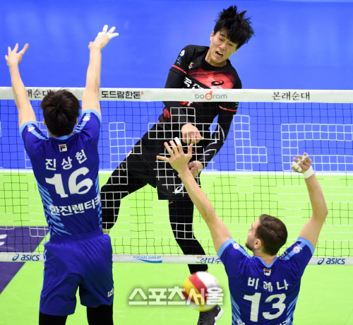 [포토]블로커 따돌리는 구본승의 속공(한국전력-대한항공)