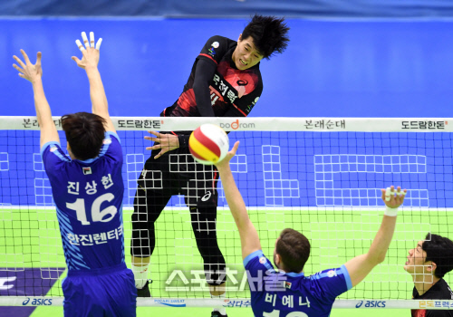 [포토]속공 성공하는 한국전력 구본승