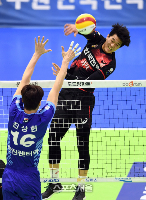 [포토]후위 공격 성공하는 한국전력 구본승