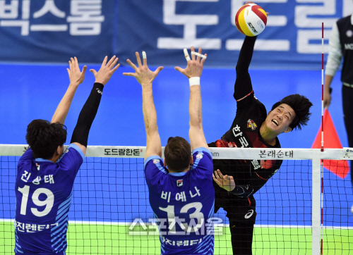 [포토]힘차게 스파이크 공격하는 한국전력 구본승