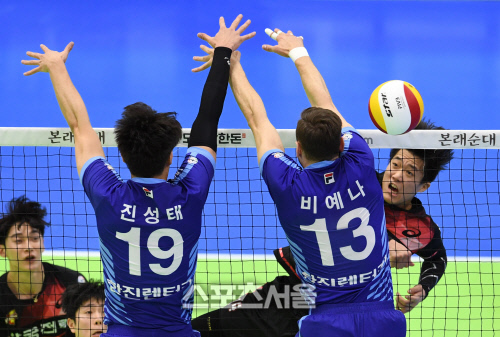 [포토]블로커 맞고 아웃되는 구본승의 공격