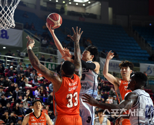 [포토] KCC 이정현, 과감한...레이업!