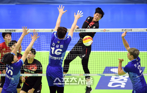 [포토]한국전력 구본승, 이번엔 후위 공격으로!