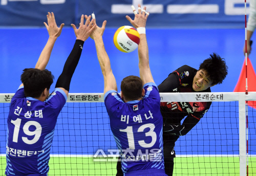 [포토]한국전력 구본승, 뚫었다!