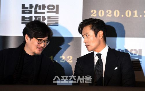 [포토] 우민호 감독과 이야기 나누는 이병헌