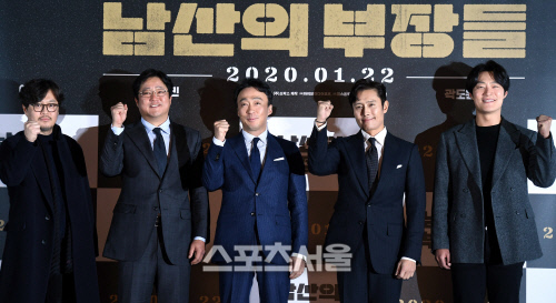 [포토] 화이팅 외치는 \'남산의 부장들\' 감독-배우들