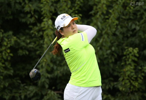 박인비 11번홀 티샷 날리고 있다