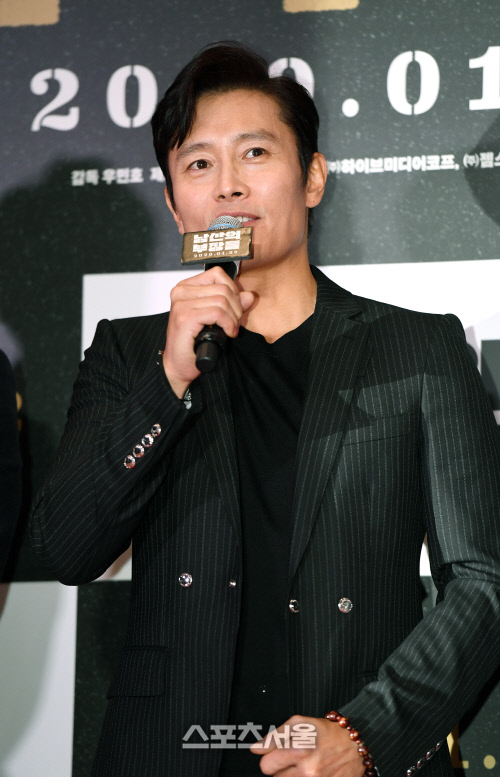 [포토]이병헌, '남산의 부장들' 많이 사랑해주세요!