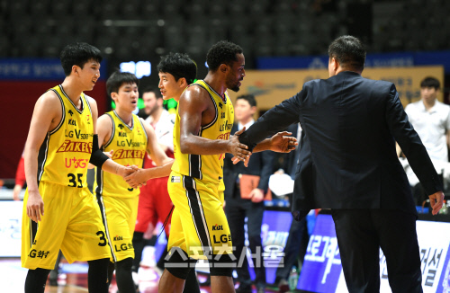 [포토]오리온 잡고 최하위 벗어난 LG