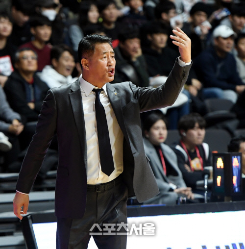 [포토] 추일승 감독 \'들어와\'