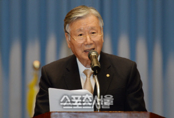 부영 이중근회장, 2심서 징역 2년6개월 법정구속