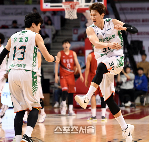 [포토] DB 두경민, 짜릿한 3점슛 환호!