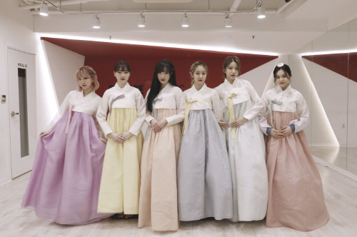 "커다란 복 버디에게 안겨줄게요" 여자친구, 한복 입고 새해 인사