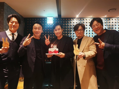 '남산의 부장들' 200만 돌파…이병헌→이희준 인증샷 공개