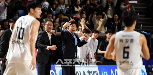 [포토] 김승기 감독 \'이겼다\'