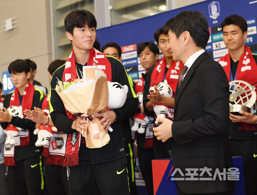 [포토] 정몽규 KFA 회장, 캡틴 이상민에게~