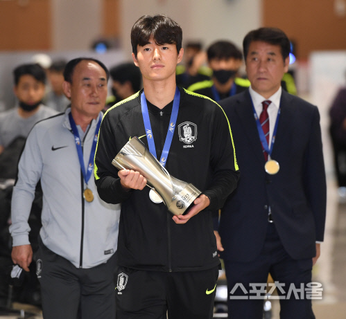 [포토] U-23 캡틴 이상민, 우승컵 들고~