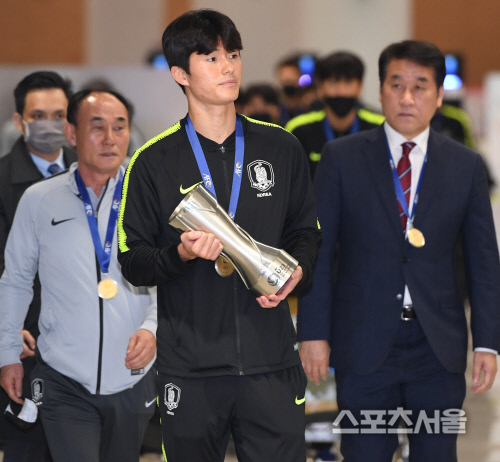 [포토] U-23 캡틴 이상민, 우승컵과 함께 귀국합니다!