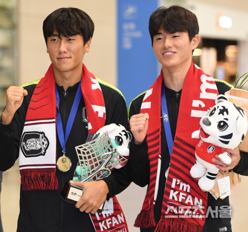 [포토] AFC U-23 챔피언십 MVP 원두재-주장 이상민, 금의환향!