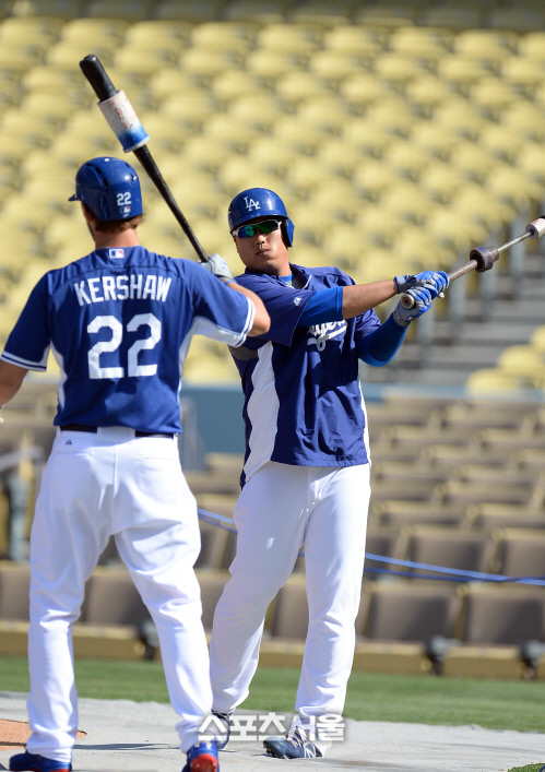 [SS포토] 류현진 \'타율이 너무 안 좋아\'