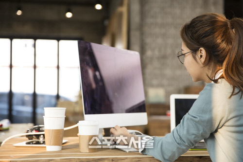 커피마시는 이미지